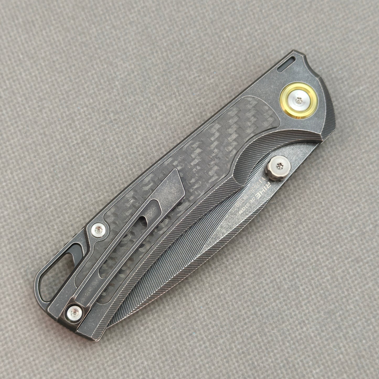 RIHE Design Klappmesser Titan+Carbon Fiber Griff (9,4 cm Bohler M390 Klinge) KB077