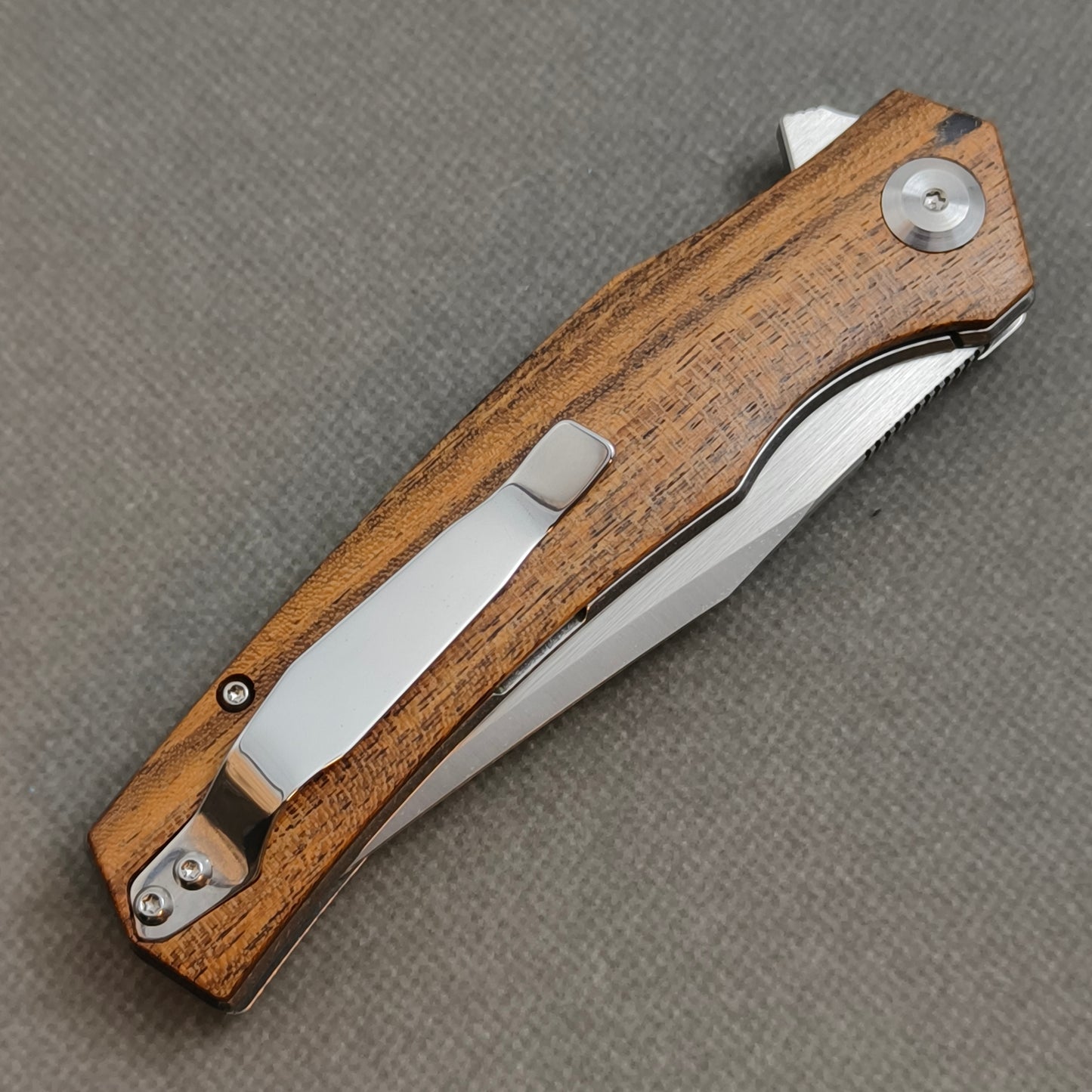 VORIXN KA013 Folding Knife – closed clip side view with pocket clip and Golden Sandalwood handle back