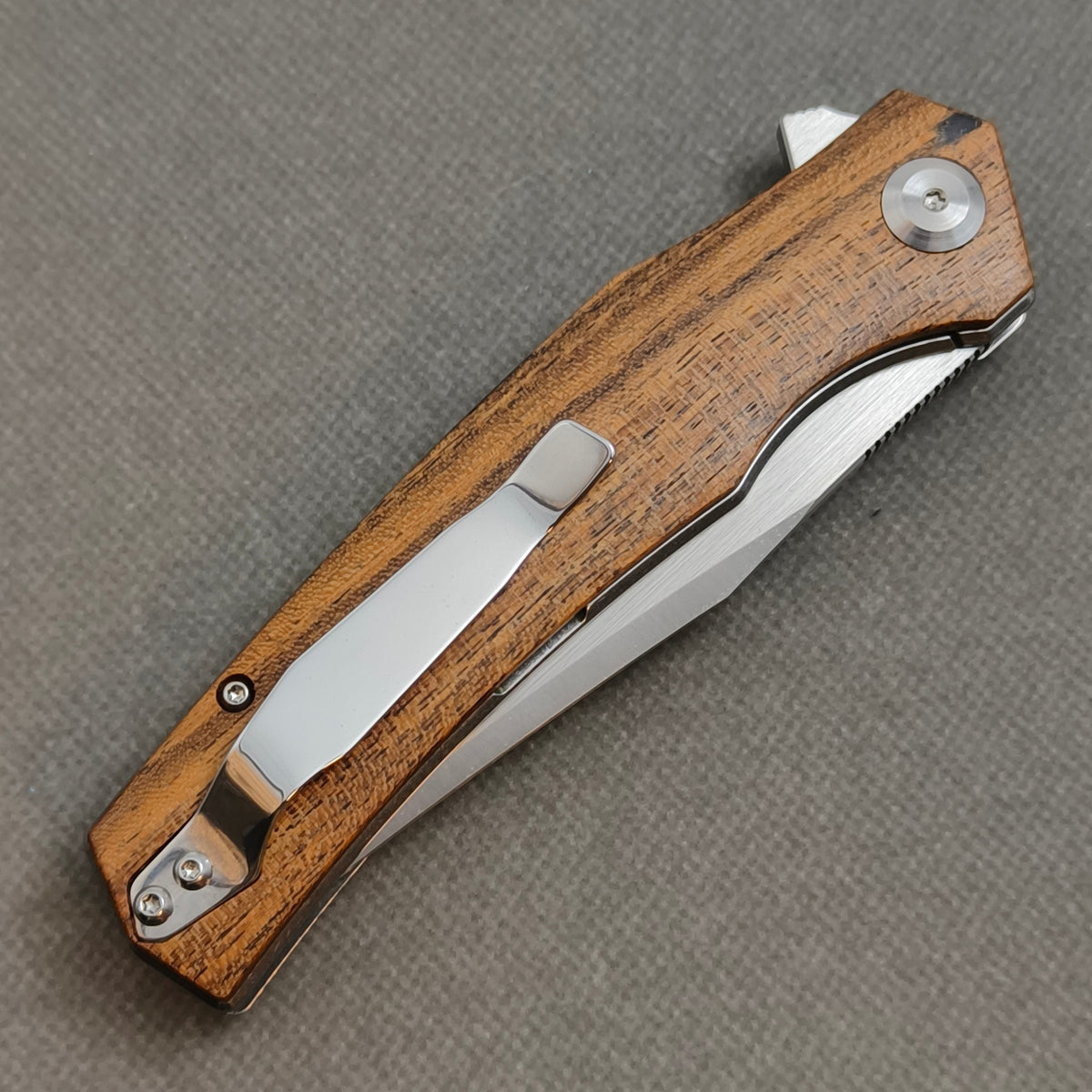 VORIXN KA013 Folding Knife – closed clip side view with pocket clip and Golden Sandalwood handle back