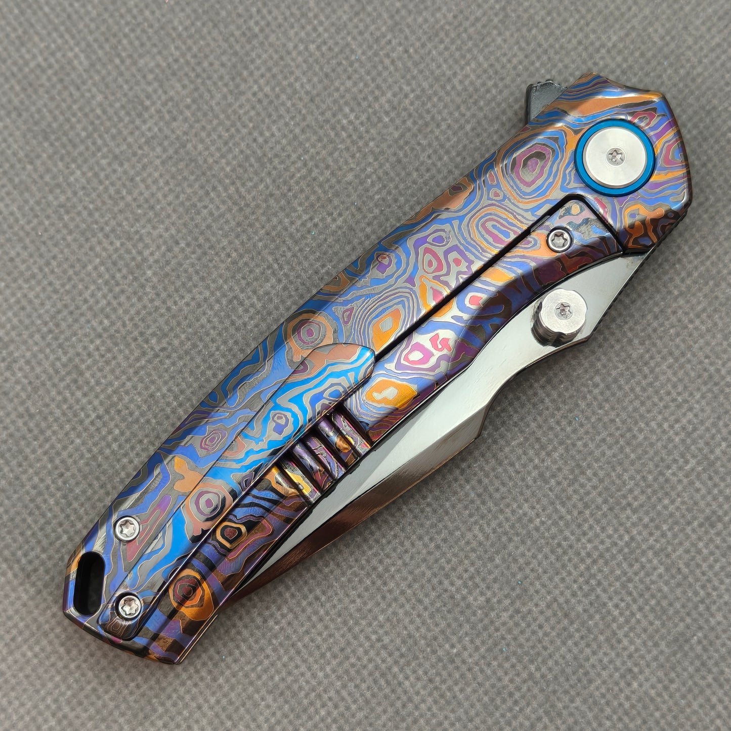 Vorixn „TOPOGRAPH“ Flipper- & Daumenpin-Messer, Titan-Griff (9,1 cm Klinge aus 10Cr15CoMoV Stahl) KB046