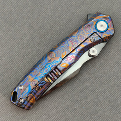 Vorixn „TOPOGRAPH“ Flipper- & Daumenpin-Messer, Titan-Griff (9,1 cm Klinge aus 10Cr15CoMoV Stahl) KB046