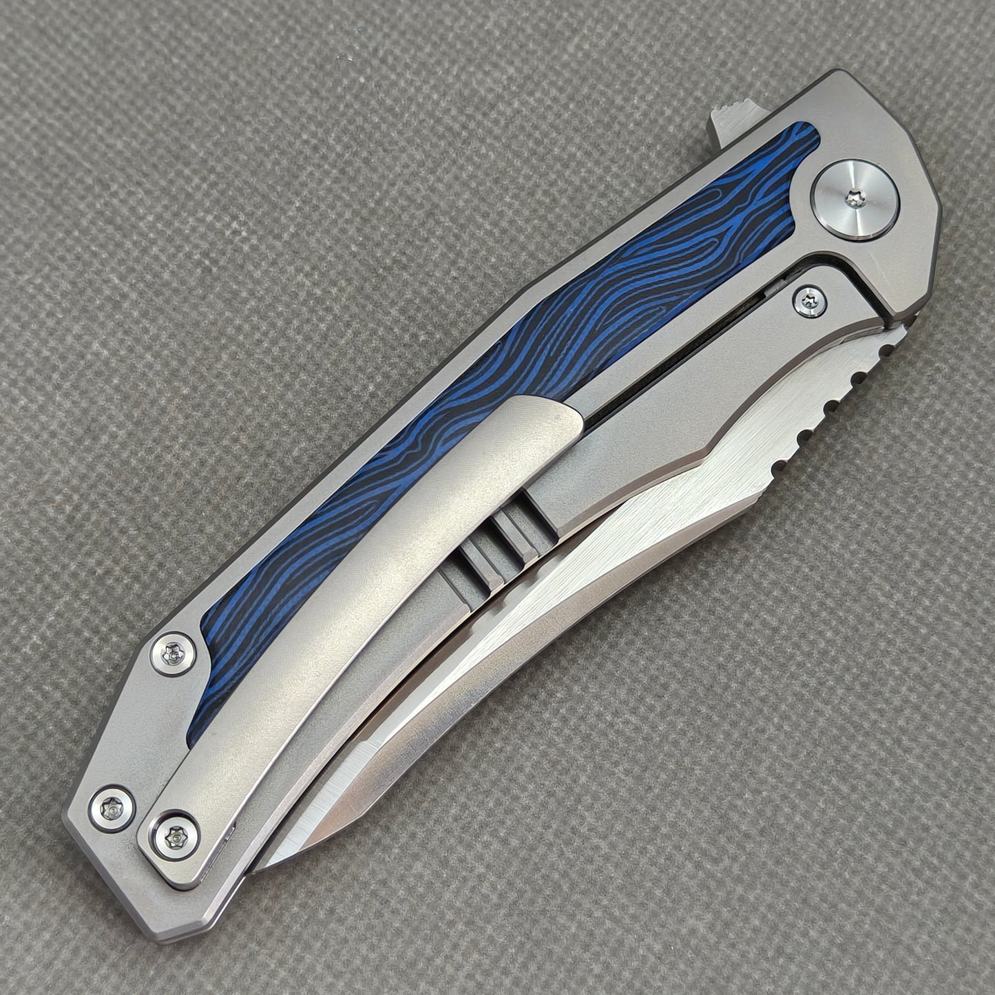 VORIXN Carbon Crest KB003 clip side view