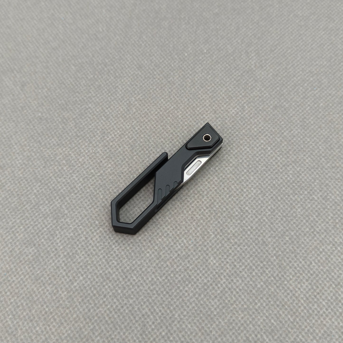 VORIXN NA001 Super Tiny Folding Knife – spine side view showing handle thickness and blade alignment