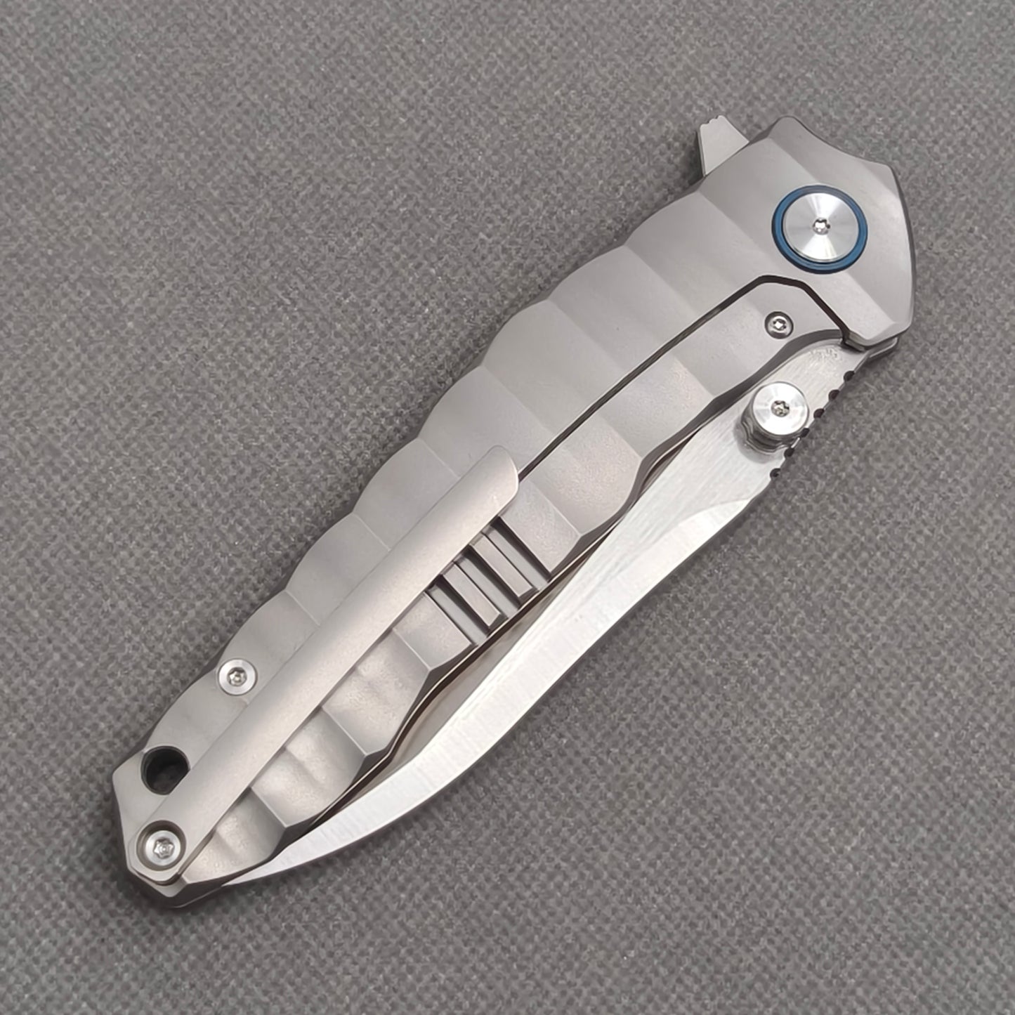 Couteau VORIXN "Longreach" avec ouverture flipper et double-molette, manche en titane (lame 10Cr15CoMoV de 4,1") KB002