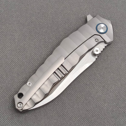 Couteau VORIXN "Longreach" avec ouverture flipper et double-molette, manche en titane (lame 10Cr15CoMoV de 4,1") KB002