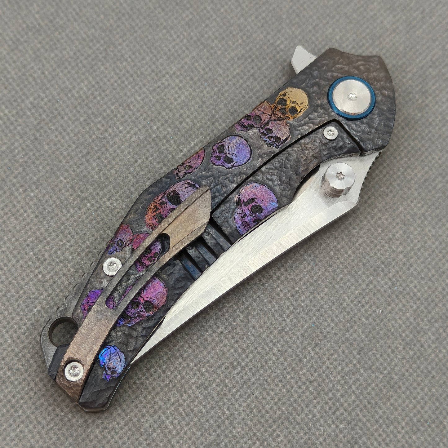 VORIXN „Skull Titanium“ Flipper- & Daumenpin-Messer, titangraviert, Griff mit eloxierter Farbgebung (4,0" 10Cr15CoMoV Klinge) KB006