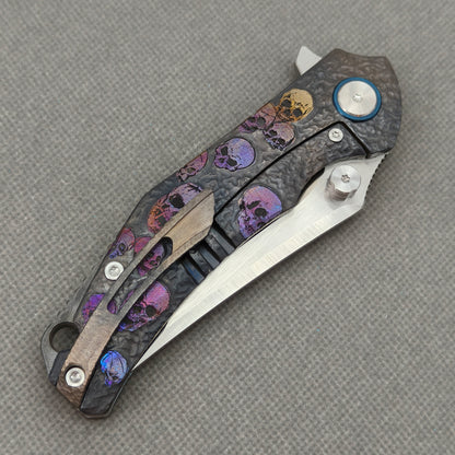VORIXN „Skull Titanium“ Flipper- & Daumenpin-Messer, titangraviert, Griff mit eloxierter Farbgebung (4,0" 10Cr15CoMoV Klinge) KB006