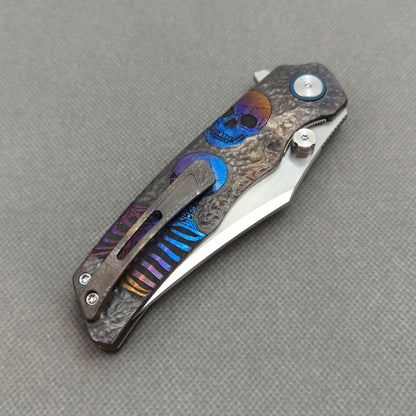 VORIXN "Skull Titanium" Flipper- & Daumenpin-Messer Titan-gravierter, eloxierter Farbgriff (9,9 cm 10Cr15CoMoV Klinge) KB033