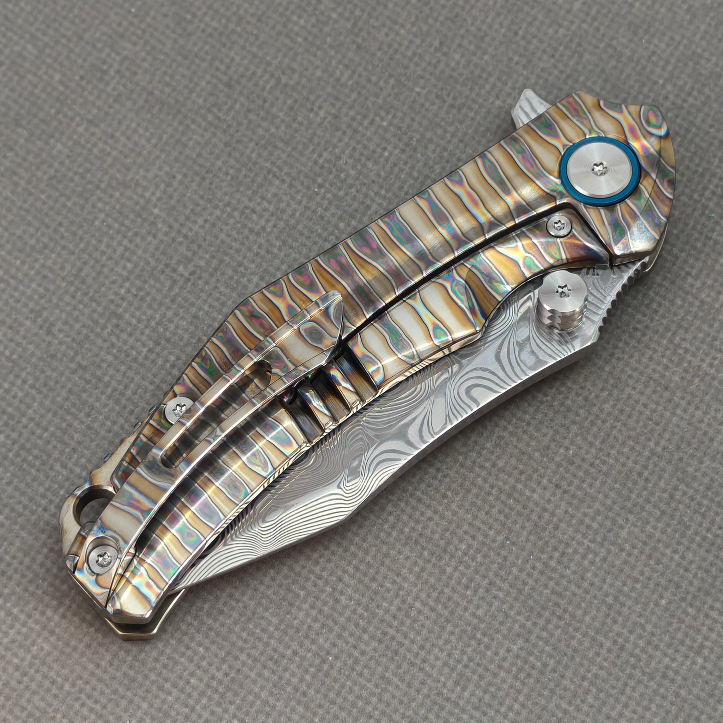 Vorixn "TitanFlame" Flipper- und Daumenpin-Messer mit flammendem Titangriff (3,6" Damaststahlklinge) KB029 