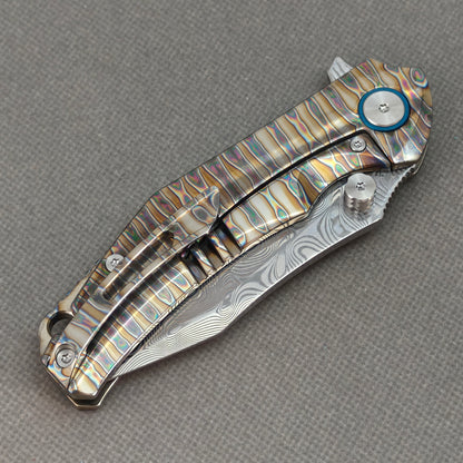 Vorixn "TitanFlame" Flipper- und Daumenpin-Messer mit flammendem Titangriff (3,6" Damaststahlklinge) KB029 
