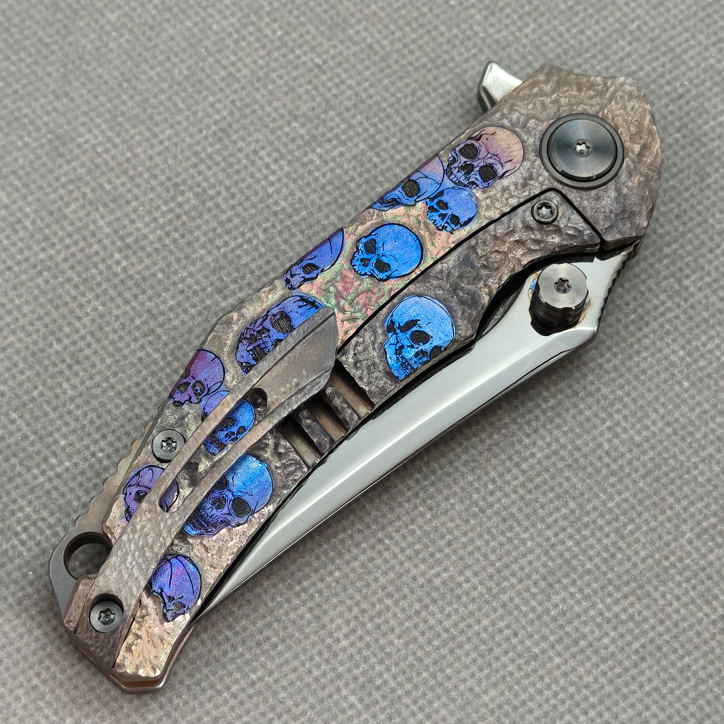 VORIXN „Skull Eclipse“ Flipper & Daumenpin Messer mit titanbeschichtetem, graviertem und eloxiertem Griff (10,2 cm 10Cr15CoMoV Klinge) KB090