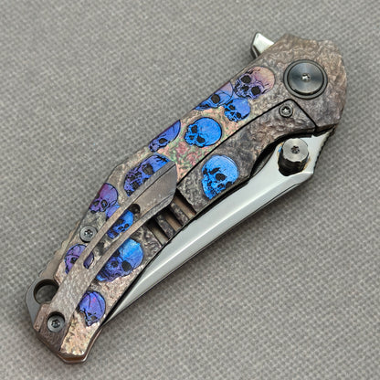 VORIXN „Skull Eclipse“ Flipper & Daumenpin Messer mit titanbeschichtetem, graviertem und eloxiertem Griff (10,2 cm 10Cr15CoMoV Klinge) KB090