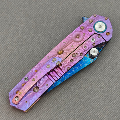 Couteau pliant Vorixn « Impact Origin » Flipper et repose-pouce, manche anodisé gravé en titane (lame en acier Damas de 3,6") KB069