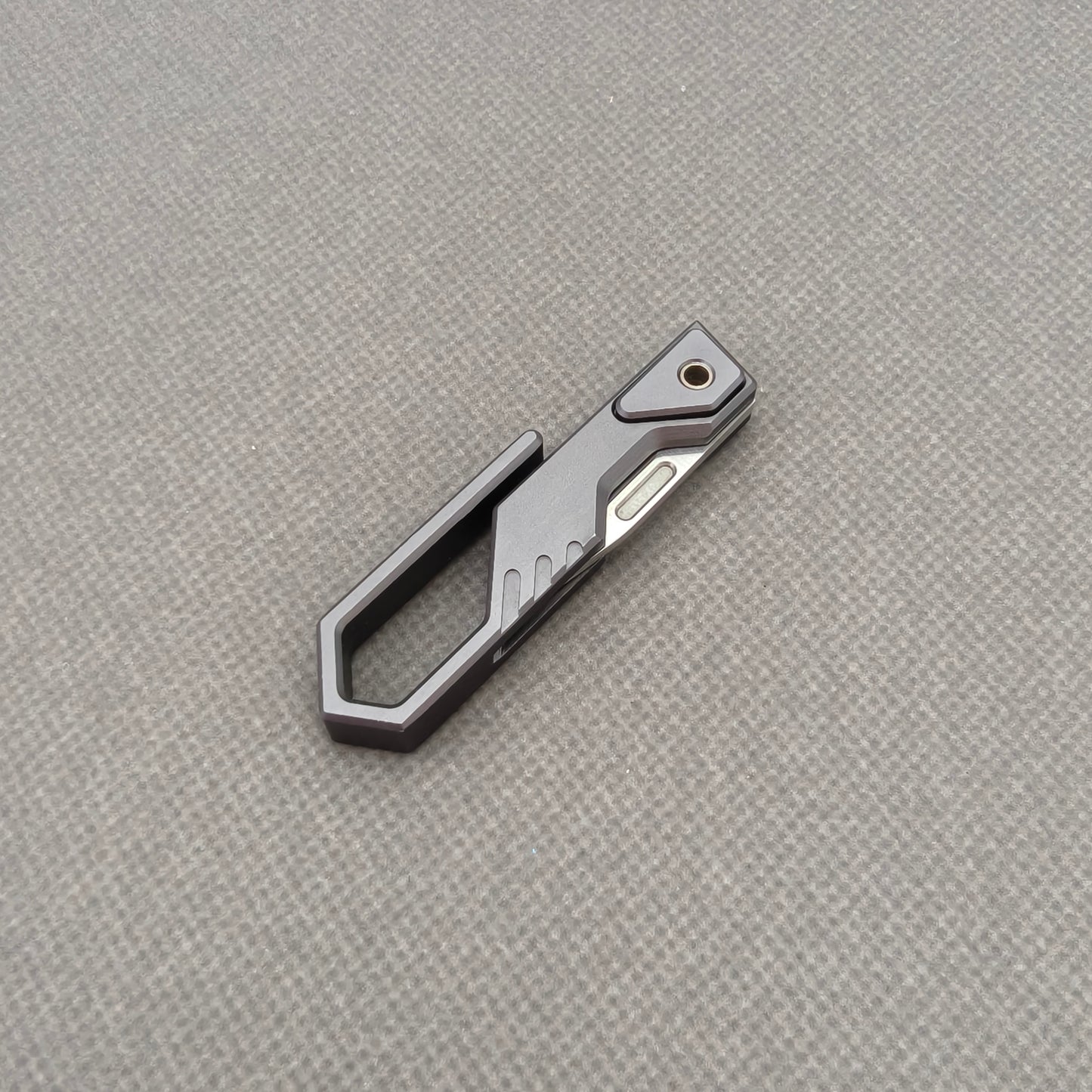 VORIXN NA005 Super Tiny Folding Knife – spine side view showing handle thickness and blade alignment