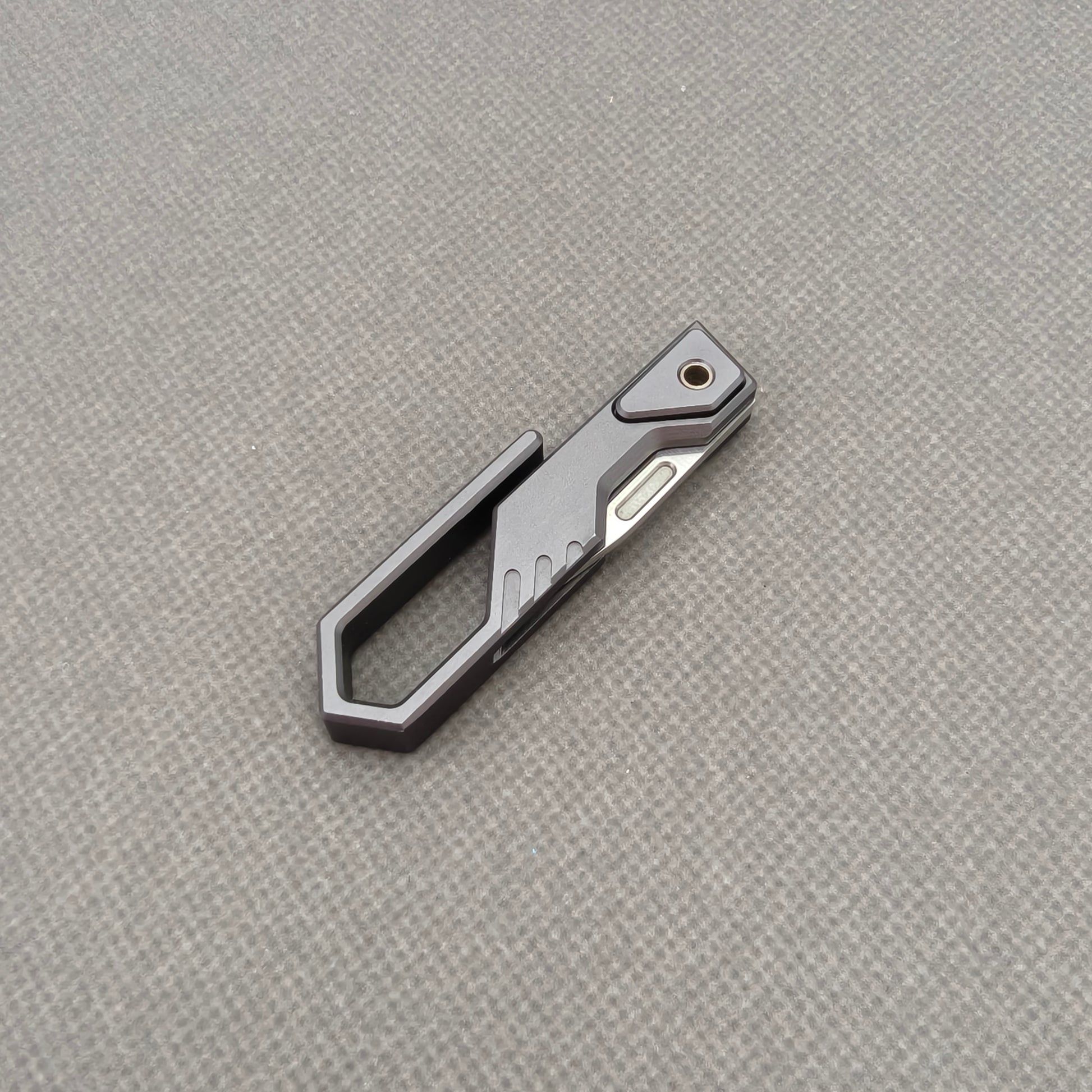 VORIXN NA005 Super Tiny Folding Knife – spine side view showing handle thickness and blade alignment