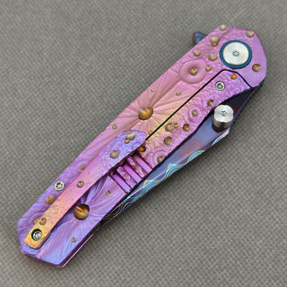 Vorixn "Impact Origin" Flipper & Daumenpin-Messer, Titan-gravierter, anodisierter Griff (9,14 cm Damaststahlklinge) KB079