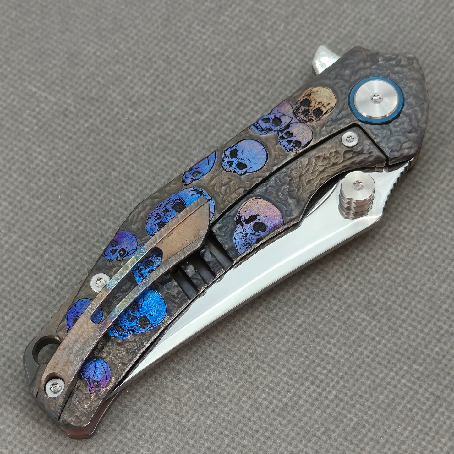 VORIXN „Skull Mirror“ Flipper- & Daumenpin-Messer, Titan-gravierter, anodisch gefärbter Griff (10,2 cm 10Cr15CoMoV Klinge) KB089