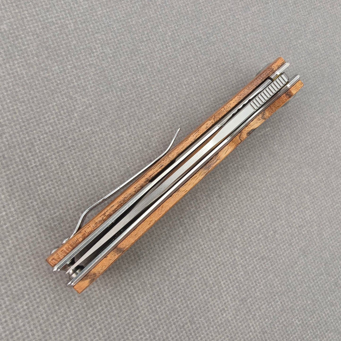 VORIXN KA013 closed spine-side structure showing handle thickness and closed blade alignment.