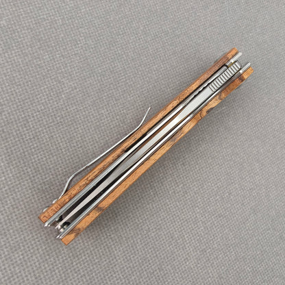 VORIXN KA013 closed spine-side structure showing handle thickness and closed blade alignment.