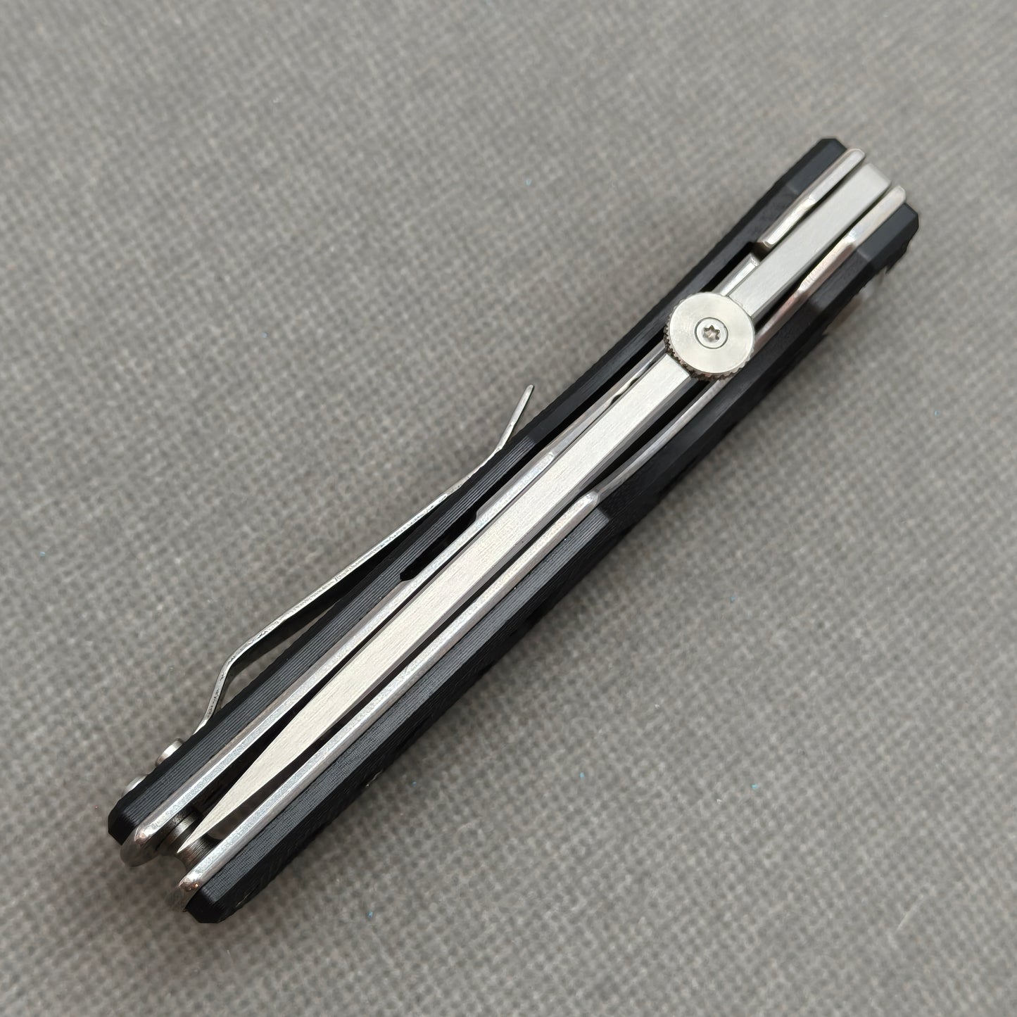 VORIXN KA003 closed spine-side structure showing handle thickness and closed blade alignment.