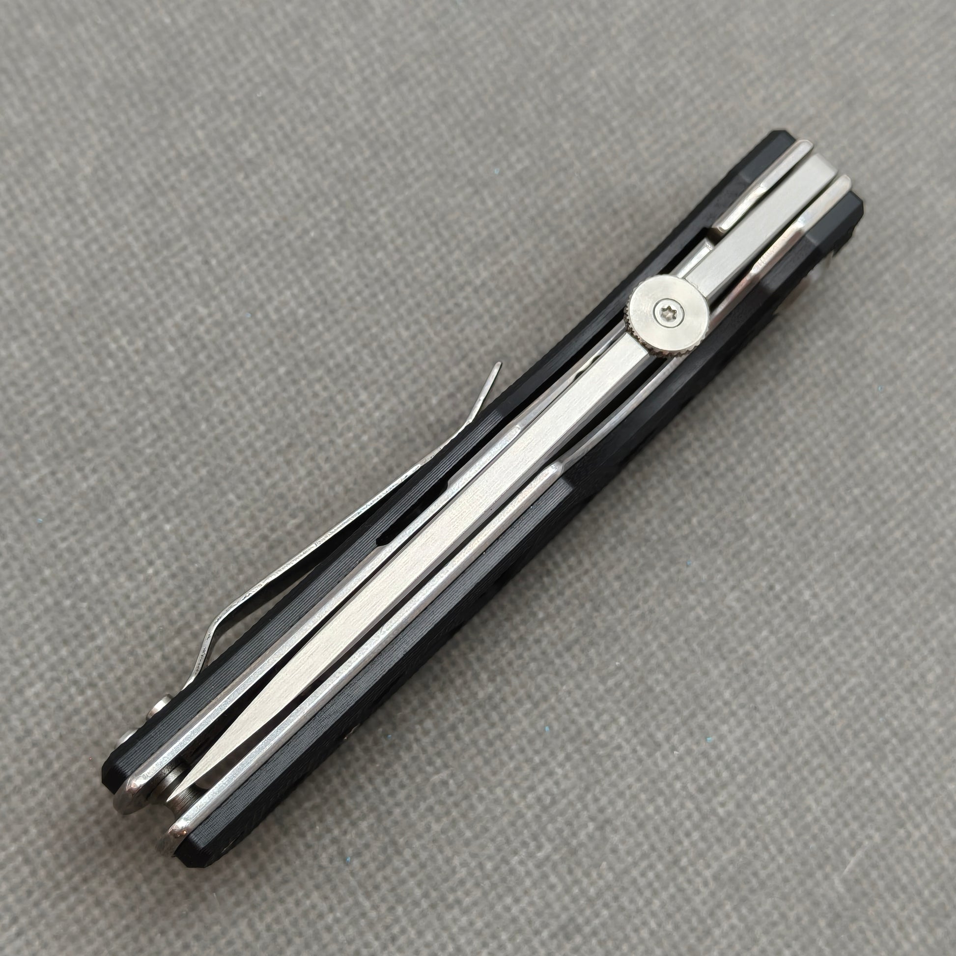 VORIXN KA003 closed spine-side structure showing handle thickness and closed blade alignment.