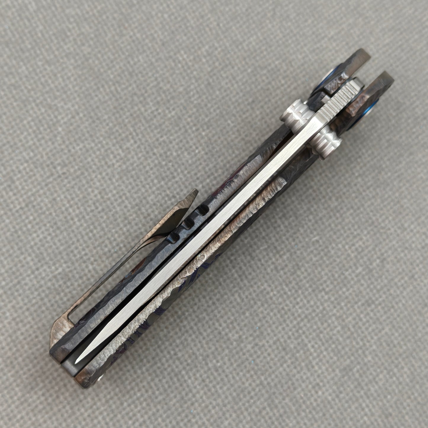 VORIXN „Skull Titanium“ Flipper- & Daumenpin-Messer, titangraviert, Griff mit eloxierter Farbgebung (4,0" 10Cr15CoMoV Klinge) KB006