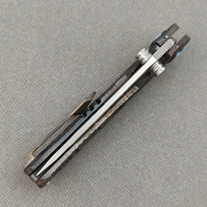 VORIXN „Skull Titanium“ Flipper- & Daumenpin-Messer, titangraviert, Griff mit eloxierter Farbgebung (4,0" 10Cr15CoMoV Klinge) KB006
