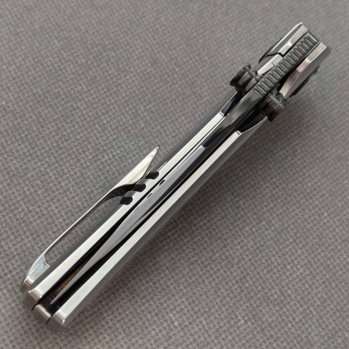 VORIXN KB103 Ocean Mirage Folding Knife – closed spine side structure showing handle thickness and blade alignment