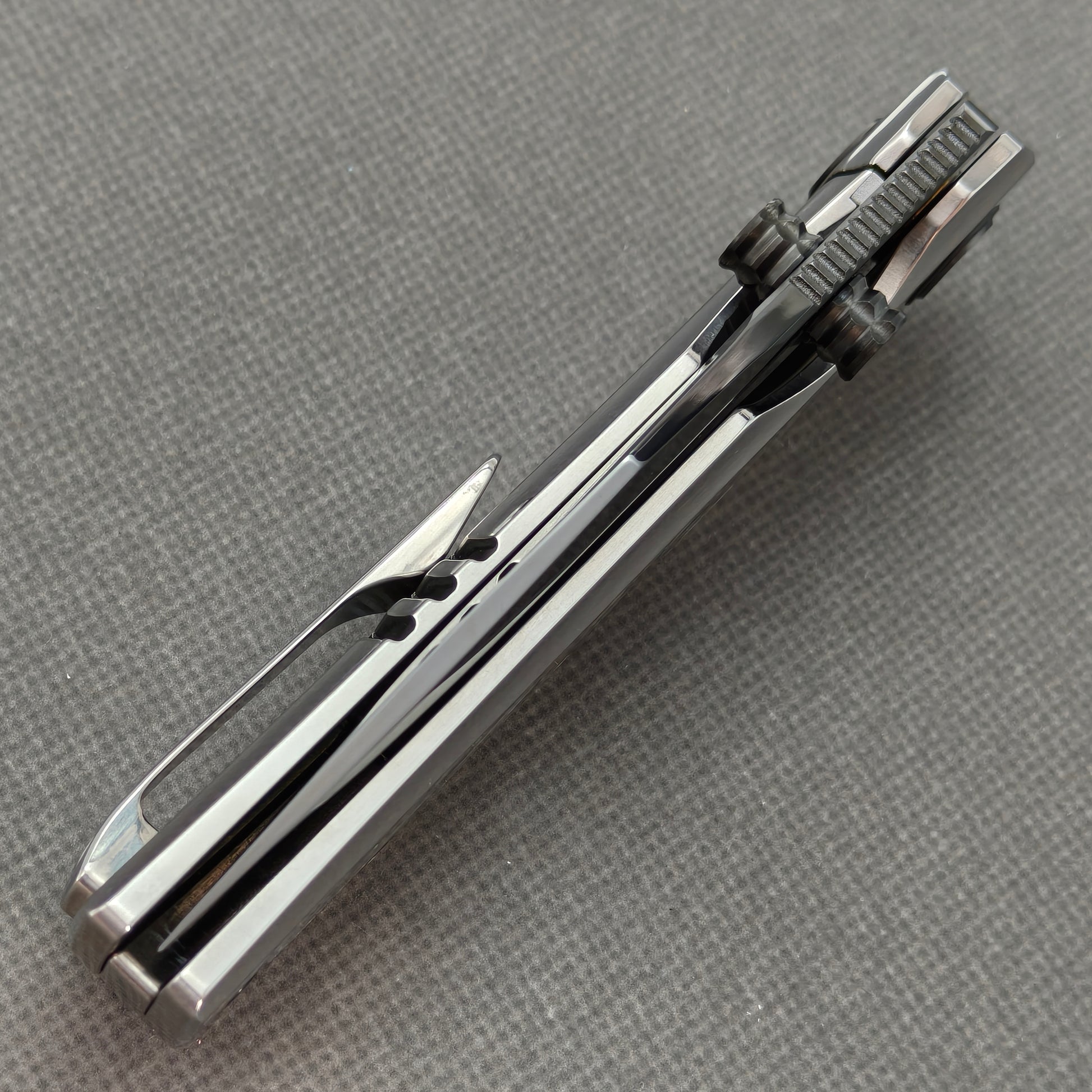 VORIXN KB103 Ocean Mirage Folding Knife – closed spine side structure showing handle thickness and blade alignment