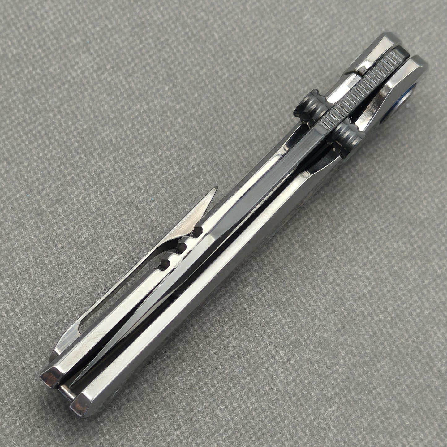 VORIXN Ocean Mirage KB130 Folding Knife – closed spine side structure showing handle thickness and blade alignment