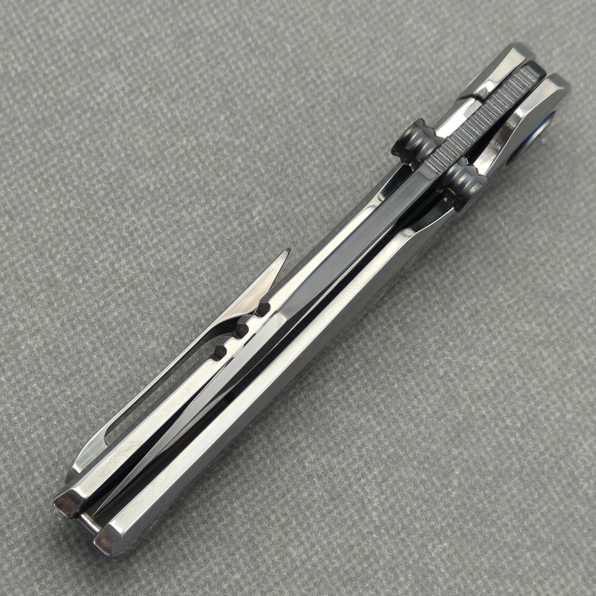 VORIXN Ocean Mirage KB130 Folding Knife – closed spine side structure showing handle thickness and blade alignment