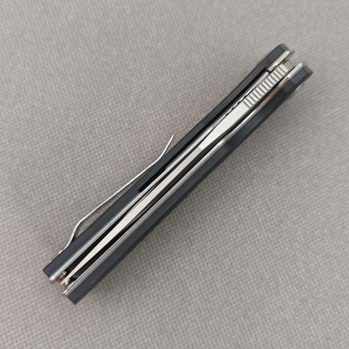 VORIXN KA006 closed spine-side structure showing handle thickness and closed blade alignment.