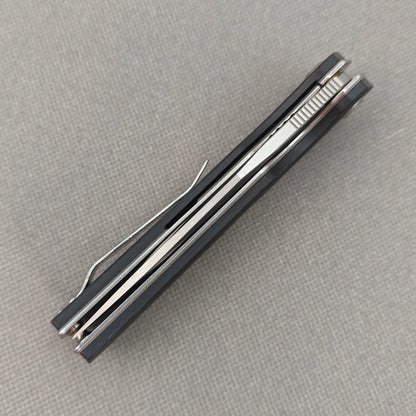 VORIXN KA006 closed spine-side structure showing handle thickness and closed blade alignment.