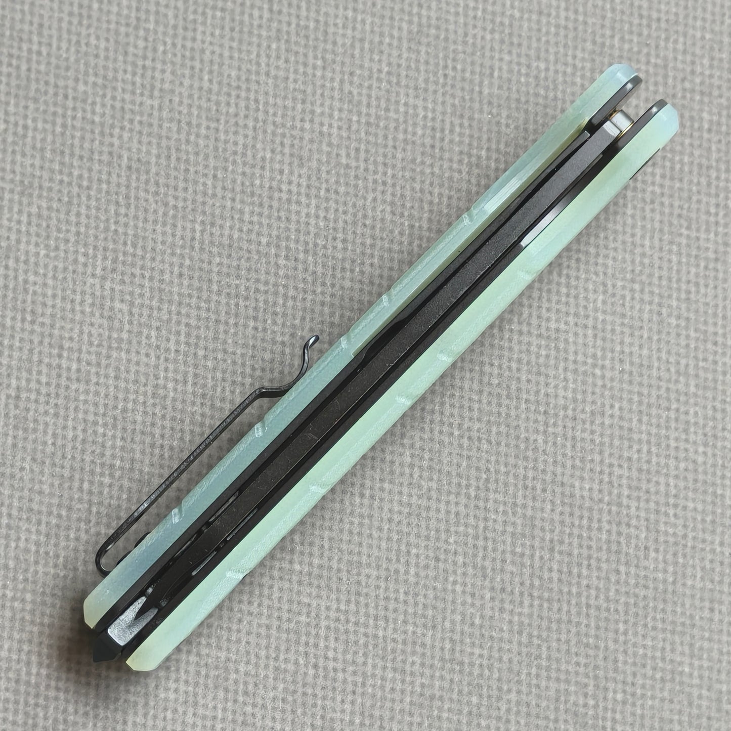 VORIXN KM004 closed spine-side structure showing handle thickness and closed blade alignment.
