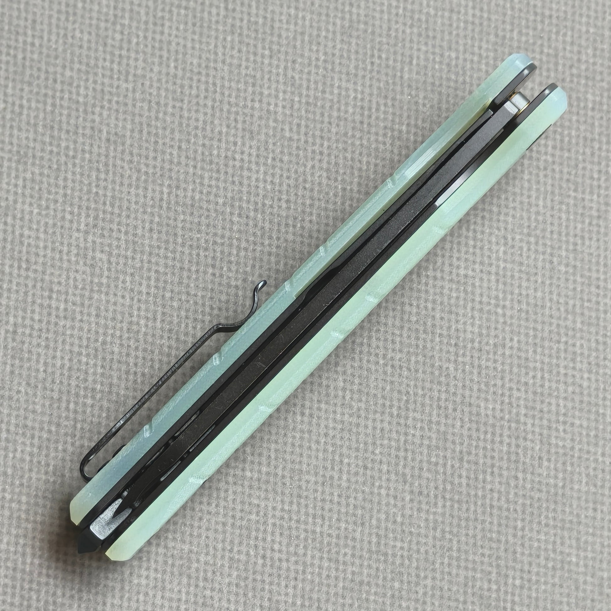 VORIXN KM004 closed spine-side structure showing handle thickness and closed blade alignment.
