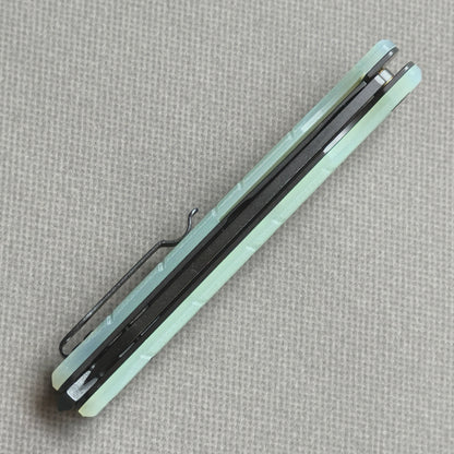 VORIXN KM004 closed spine-side structure showing handle thickness and closed blade alignment.