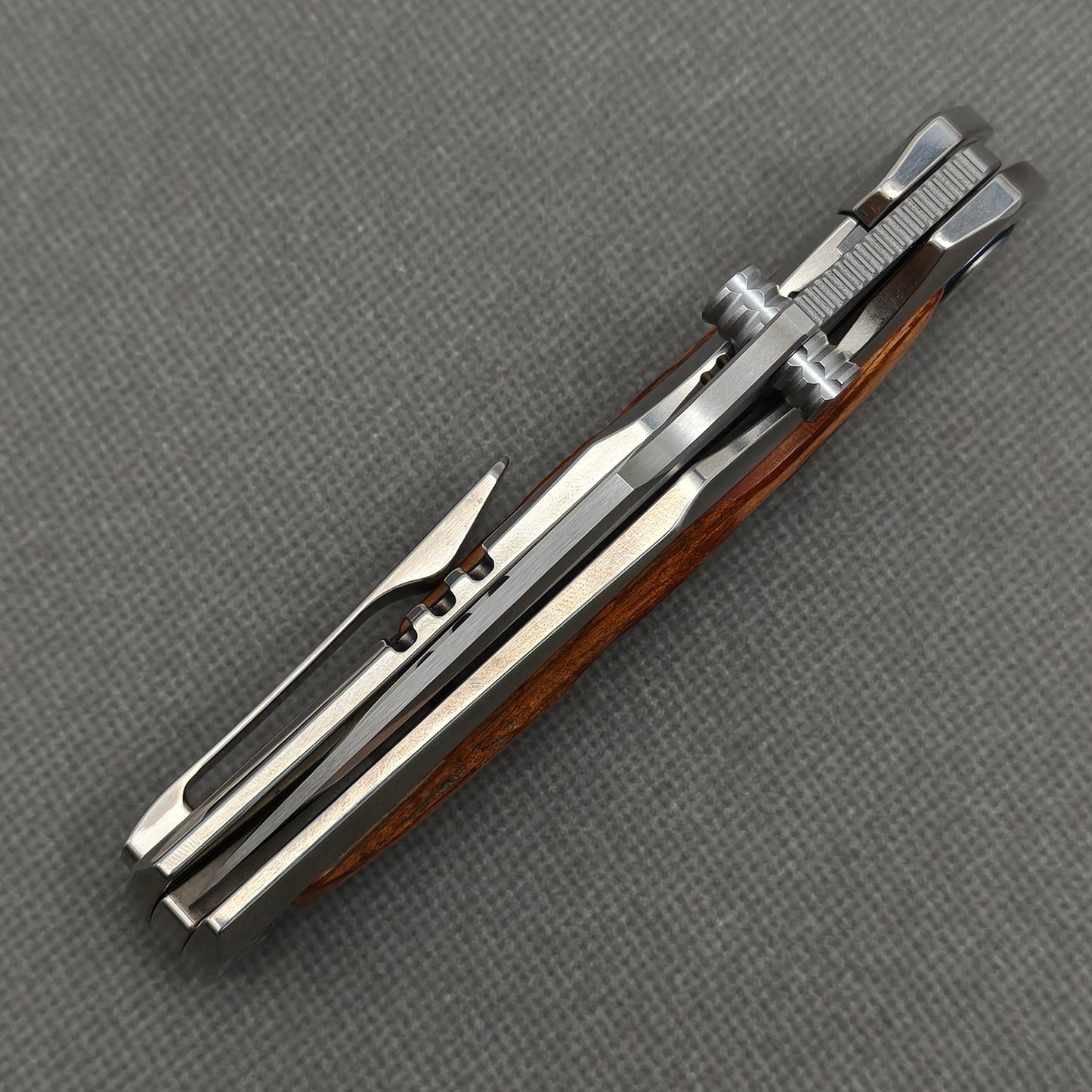 VORIXN KB043 closed spine-side structure showing handle thickness and closed blade alignment.