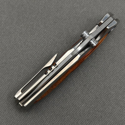 VORIXN KB043 closed spine-side structure showing handle thickness and closed blade alignment.