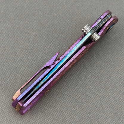 Vorixn "Impact Origin" Flipper & Daumenpin-Messer, Titan-gravierter, anodisierter Griff (9,14 cm Damaststahlklinge) KB079