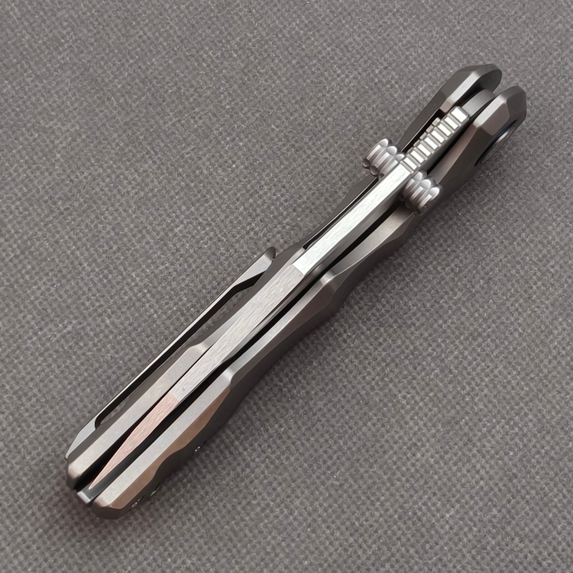 VORIXN KB014 closed spine-side structure showing handle thickness and closed blade alignment.