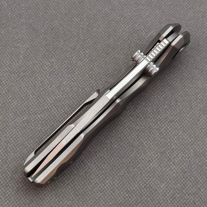 VORIXN KB014 closed spine-side structure showing handle thickness and closed blade alignment.
