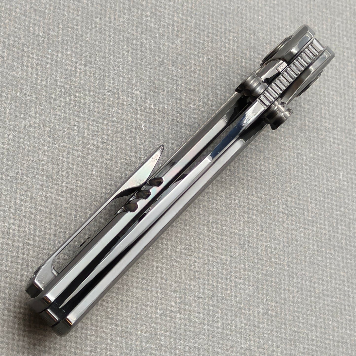 VORIXN „Obsidian Current“ Flipper- & Daumenpin-Messer, handgeflammter Zirkoniumgriff (9,7 cm M390 Klinge) KB087