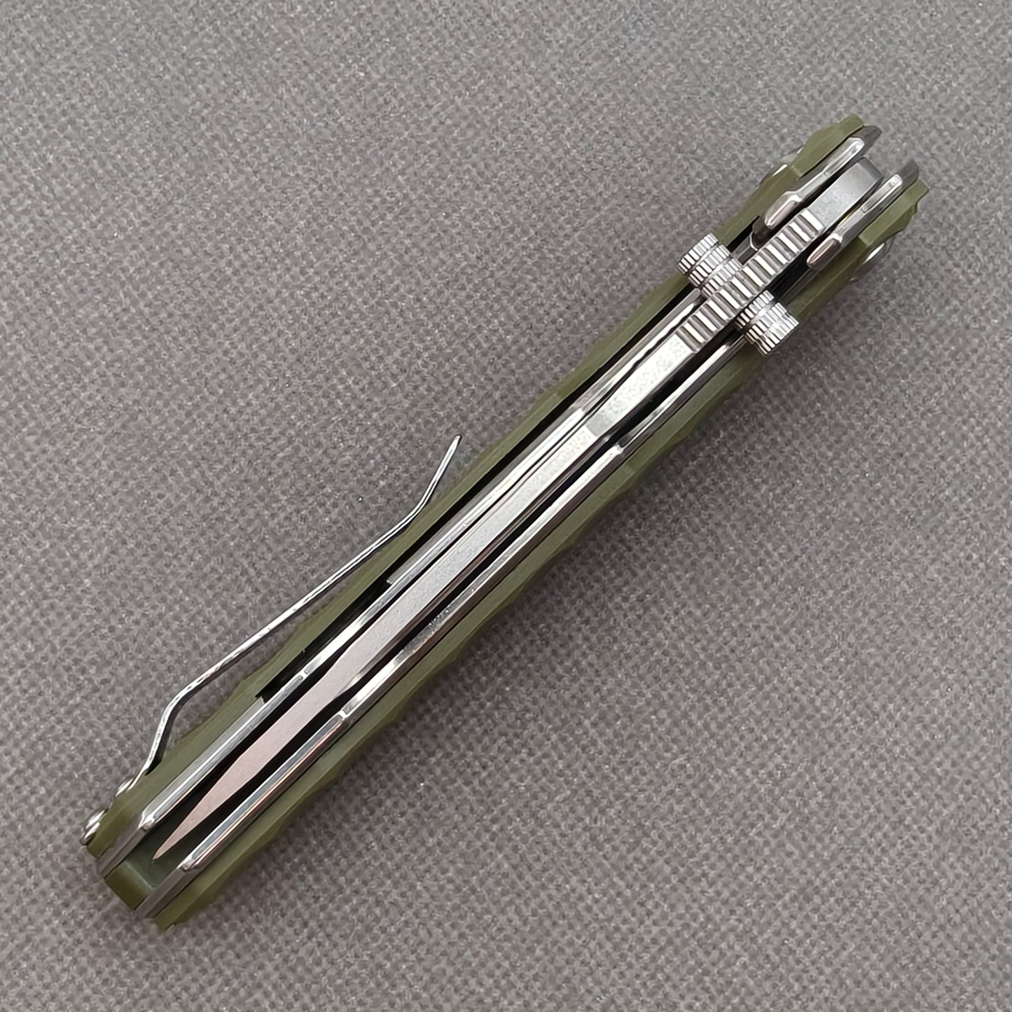 VORIXN KA007 closed spine-side structure showing handle thickness and closed blade alignment.