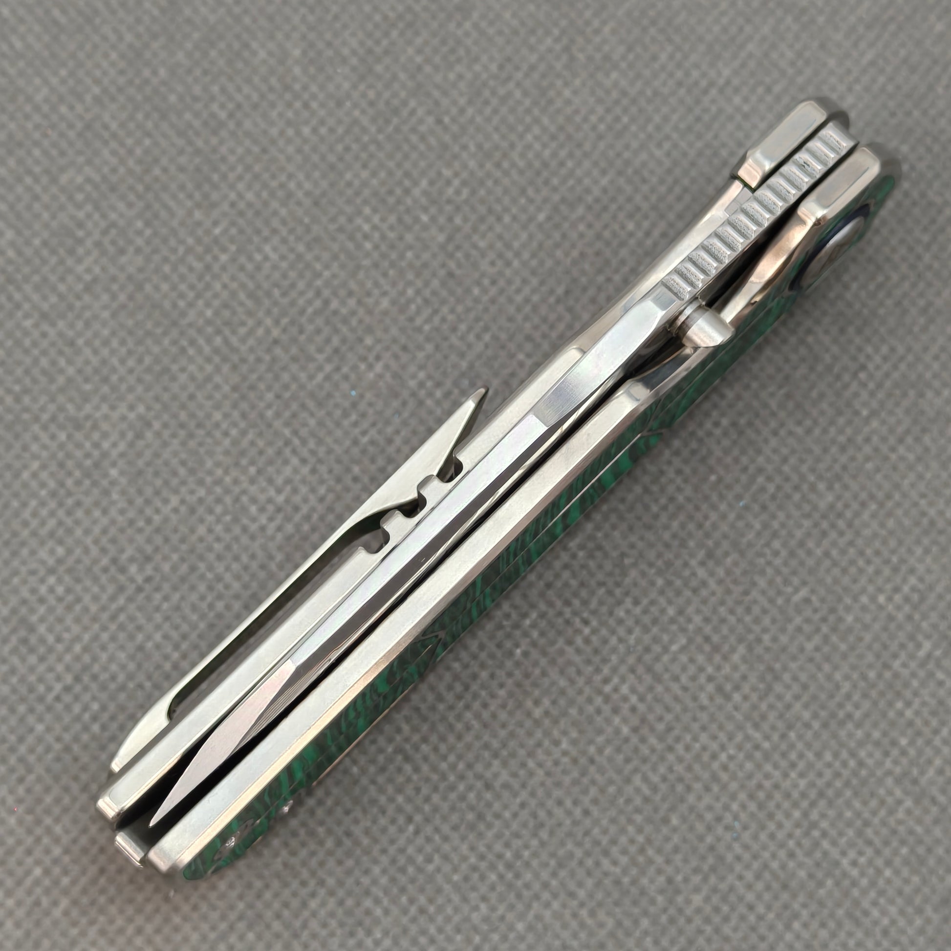 VORIXN KB062 closed spine-side structure showing handle thickness and closed blade alignment.
