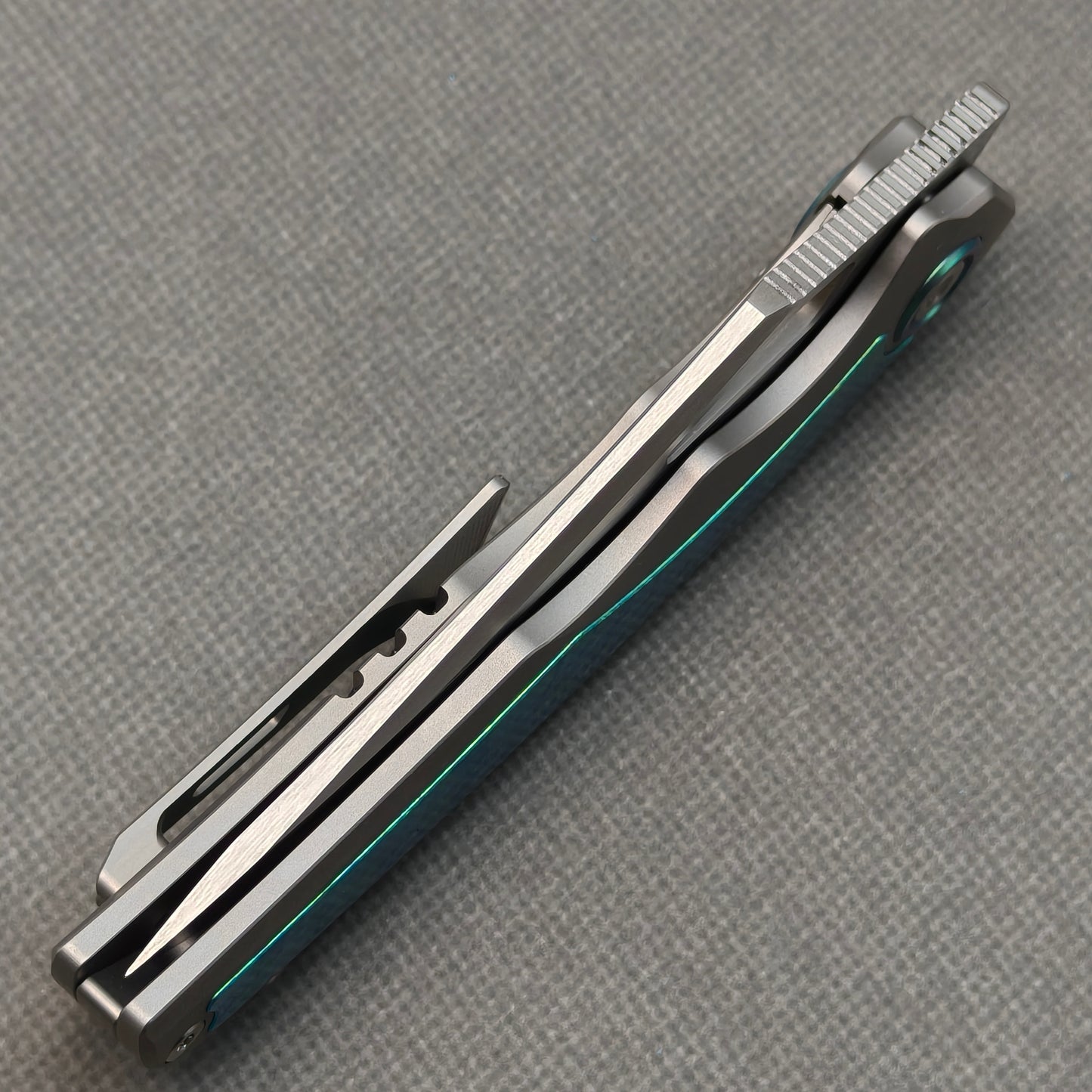 Couteau pliant RIHE Design, manche titane + titane cristallisé (lame Bohler M398 de 3,7") KB076