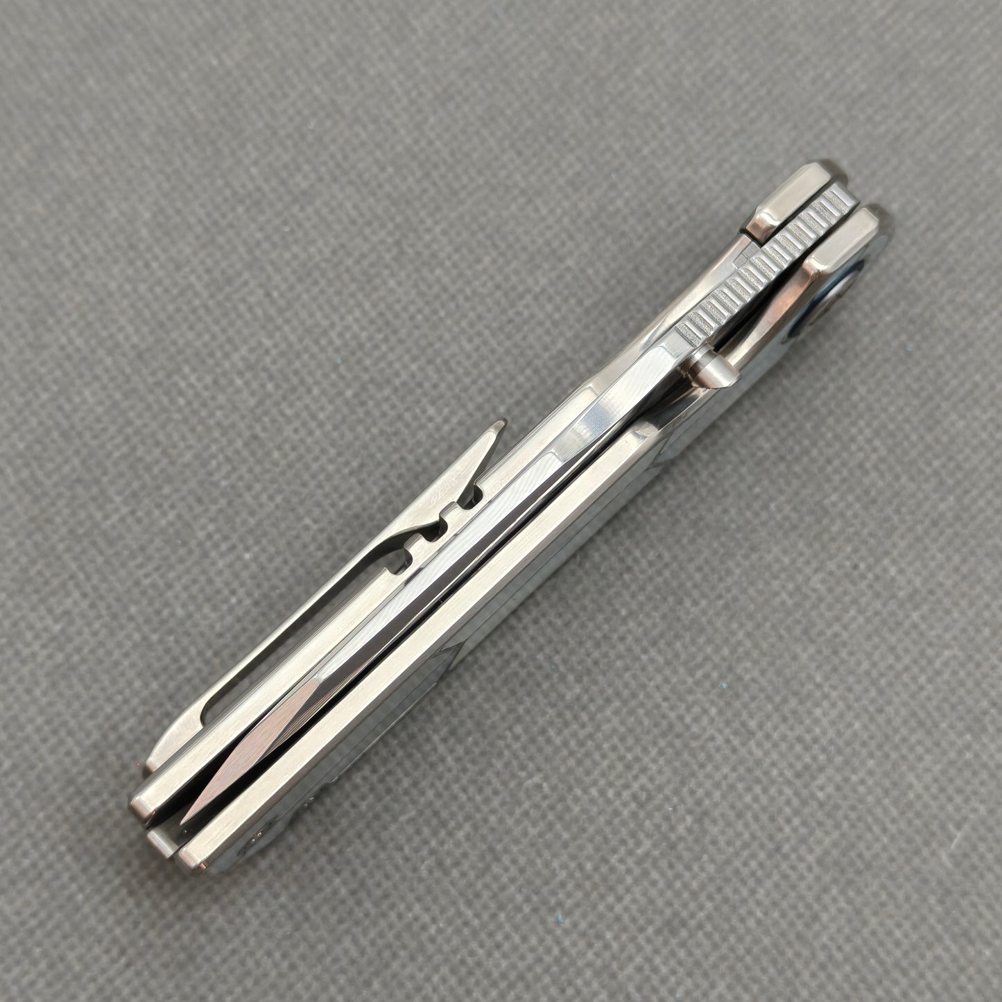 VORIXN KB063 closed spine-side structure showing handle thickness and closed blade alignment.