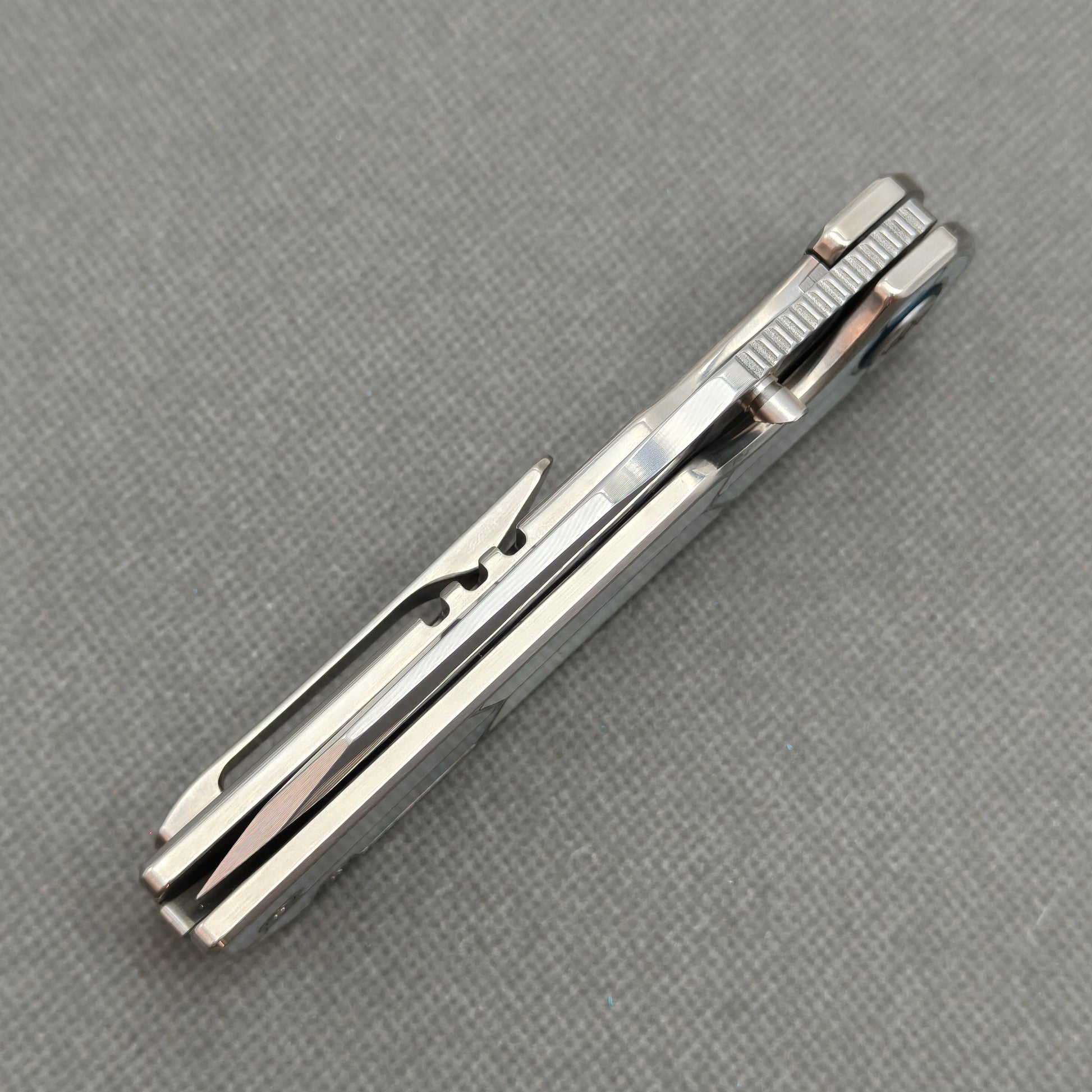 VORIXN KB063 closed spine-side structure showing handle thickness and closed blade alignment.