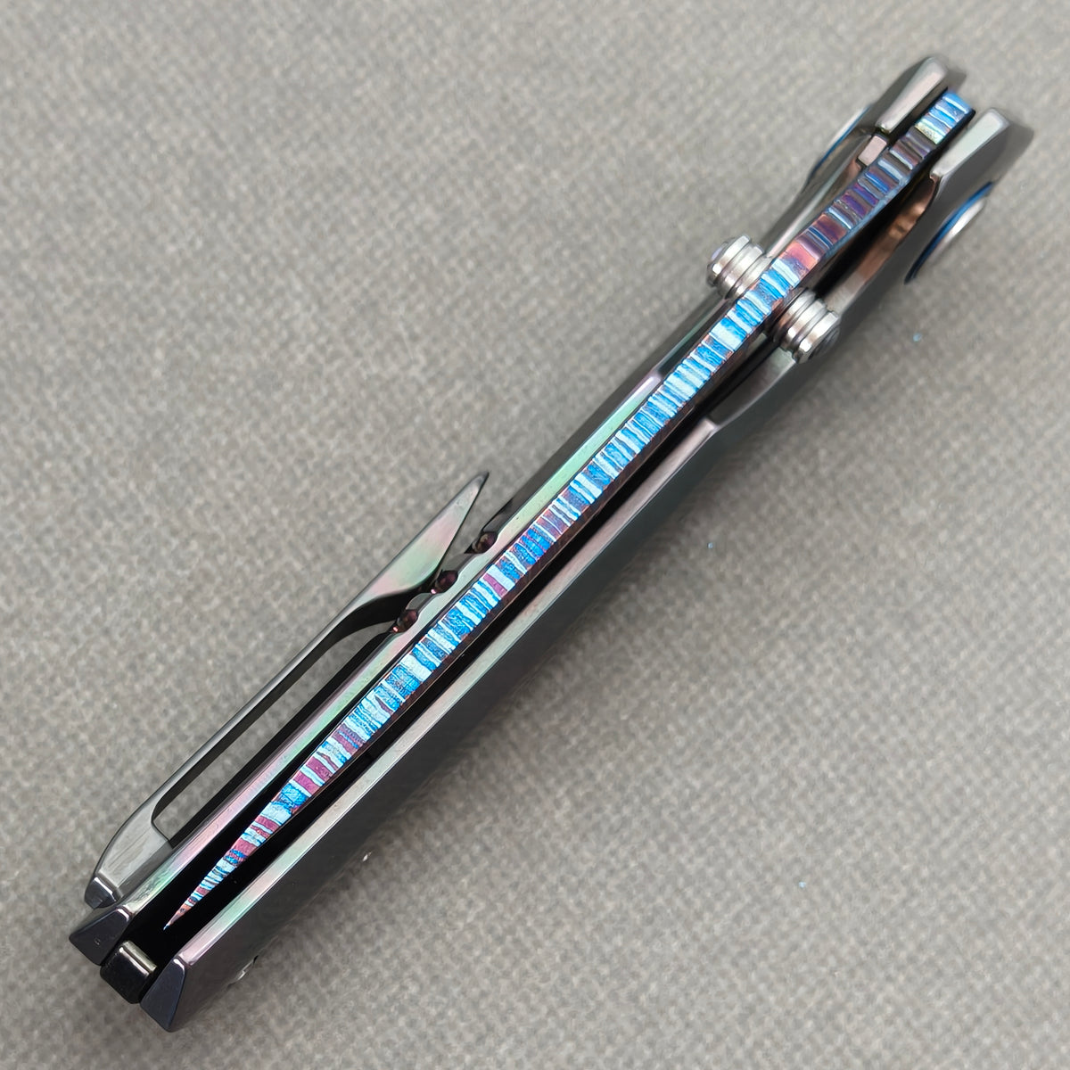 VORIXN PrismWake KB137 Folding Knife – closed spine side structure showing handle thickness and blade alignment.