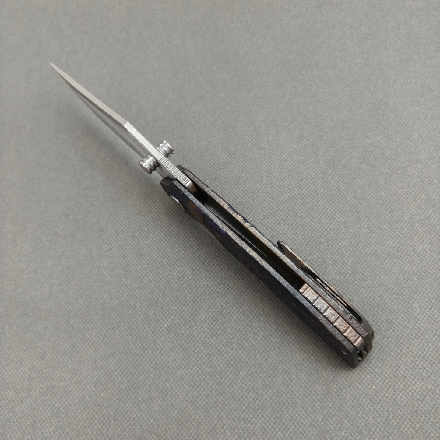 VORIXN "Skull Titanium" Flipper- & Daumenpin-Messer Titan-gravierter, eloxierter Farbgriff (9,9 cm 10Cr15CoMoV Klinge) KB033