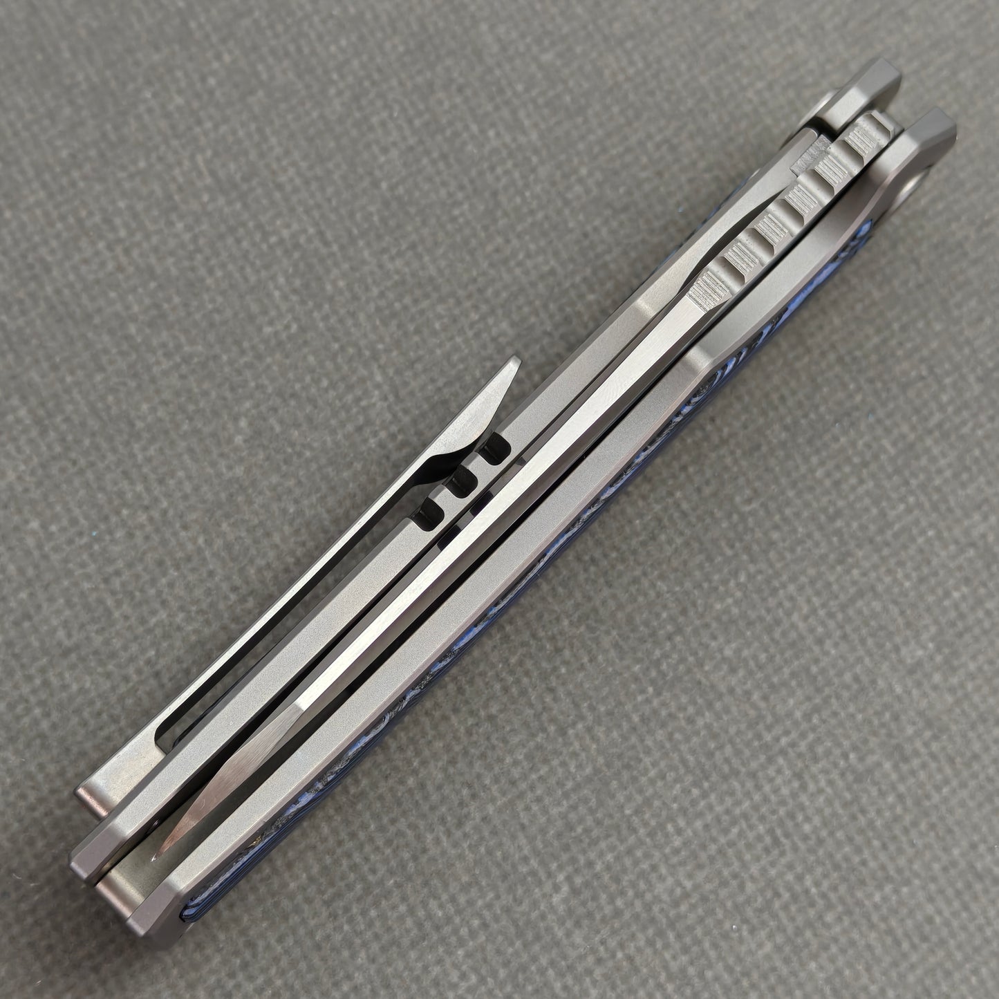 VORIXN Carbon Crest KB003 Folding Knife – closed spine side structure showing handle thickness and blade alignment